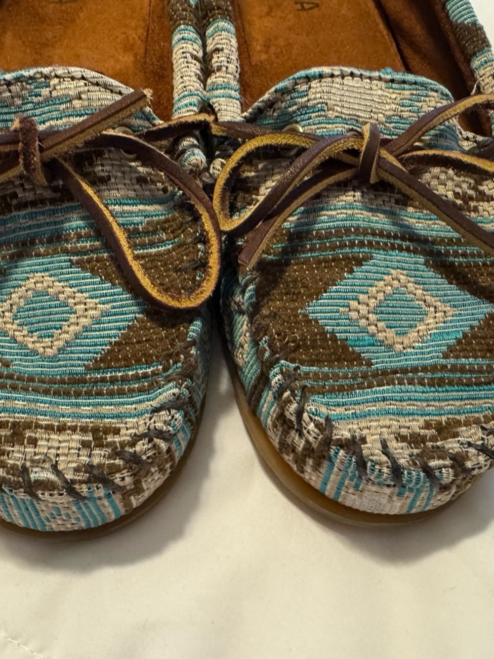 Minnetonka  Womens Size 9 Baja Moccasin Aztec Tribal Print Blue and Brown - Picture 5 of 8